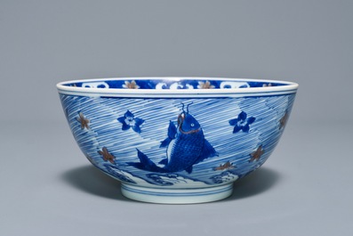 Un bol en porcelaine de Chine bleu, blanc et rouge de cuivre aux carpes et cr&eacute;atures marines, marque de Xuande, Kangxi